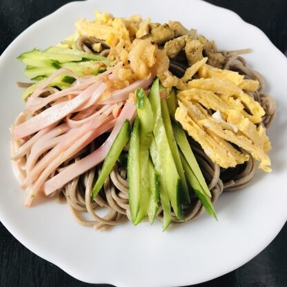 冷蔵庫にあった食材で作ることが出来ました。
冷やし蕎麦、暑い今の時期にさっぱりと食べることができて美味しかったです。